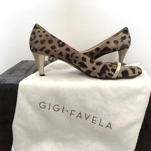 GiGi Favella Leopard suede print w/gold strap, size39, 2” heel